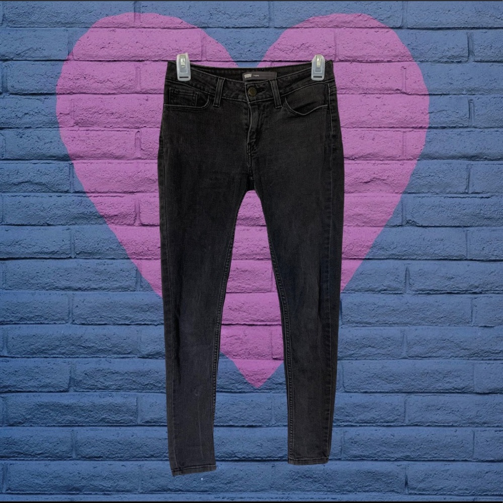 Levi’s - black low/med rise